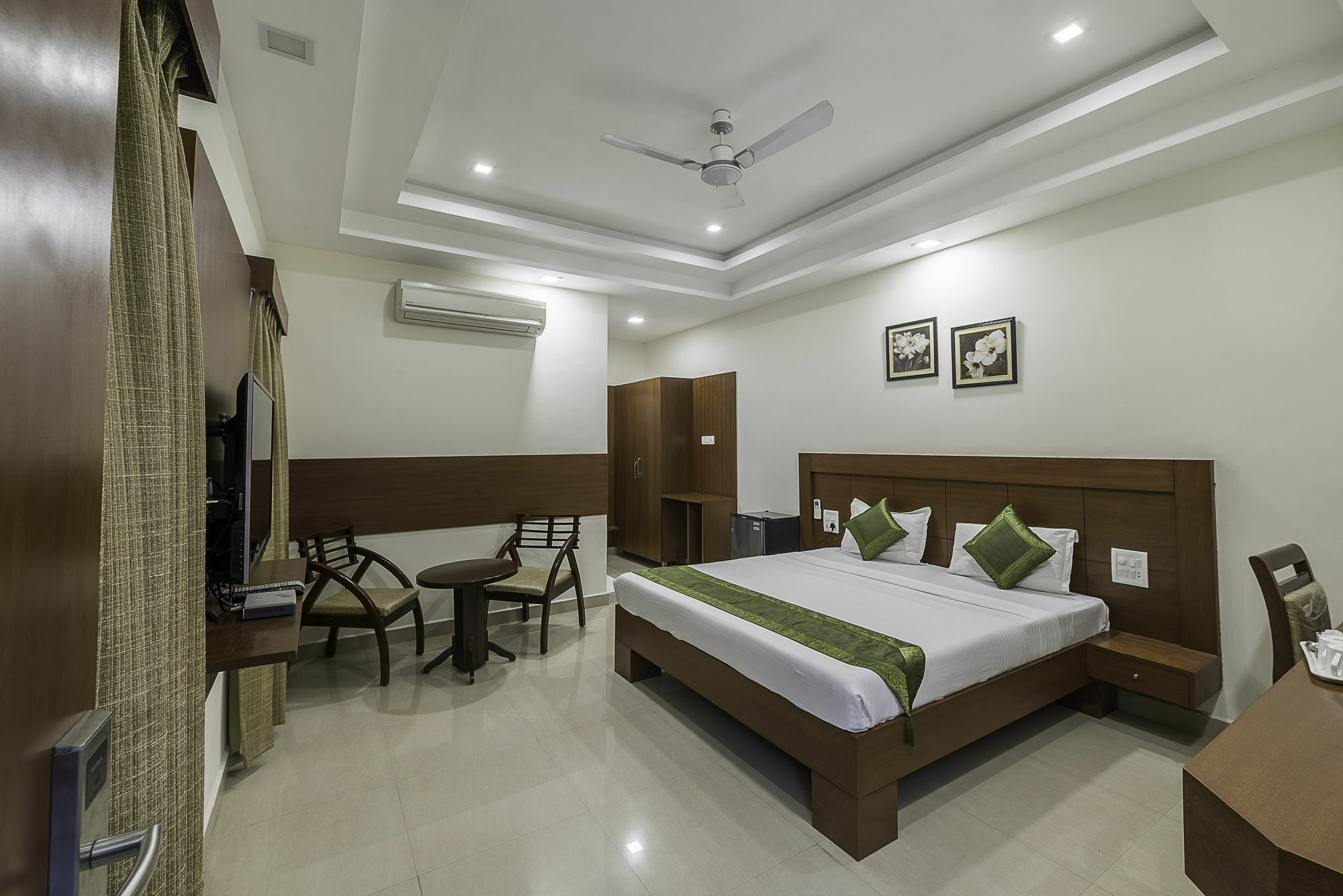Treebo Trend Hotel Jp Plaza Nampally Hyderabad Exterior foto