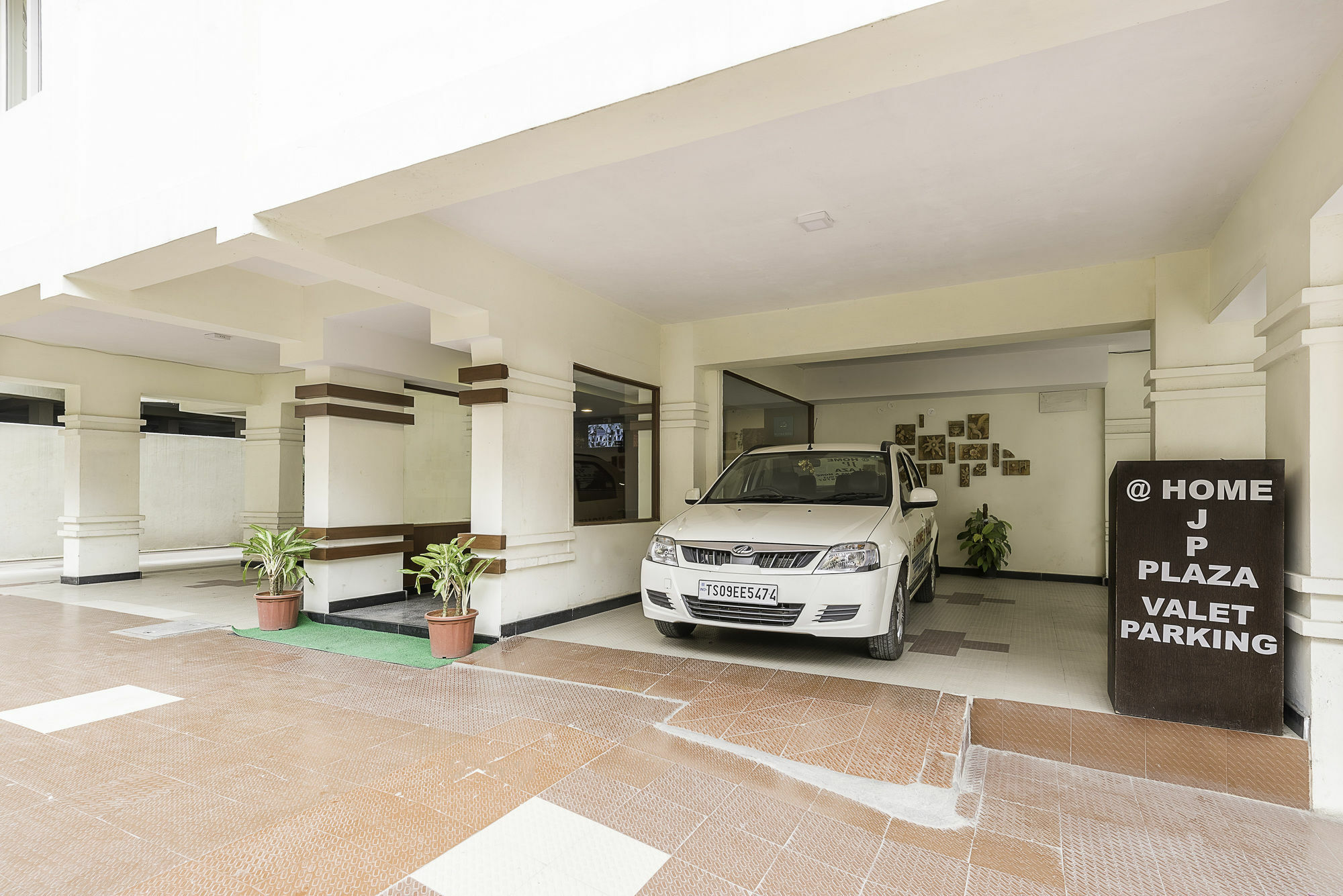 Treebo Trend Hotel Jp Plaza Nampally Hyderabad Exterior foto