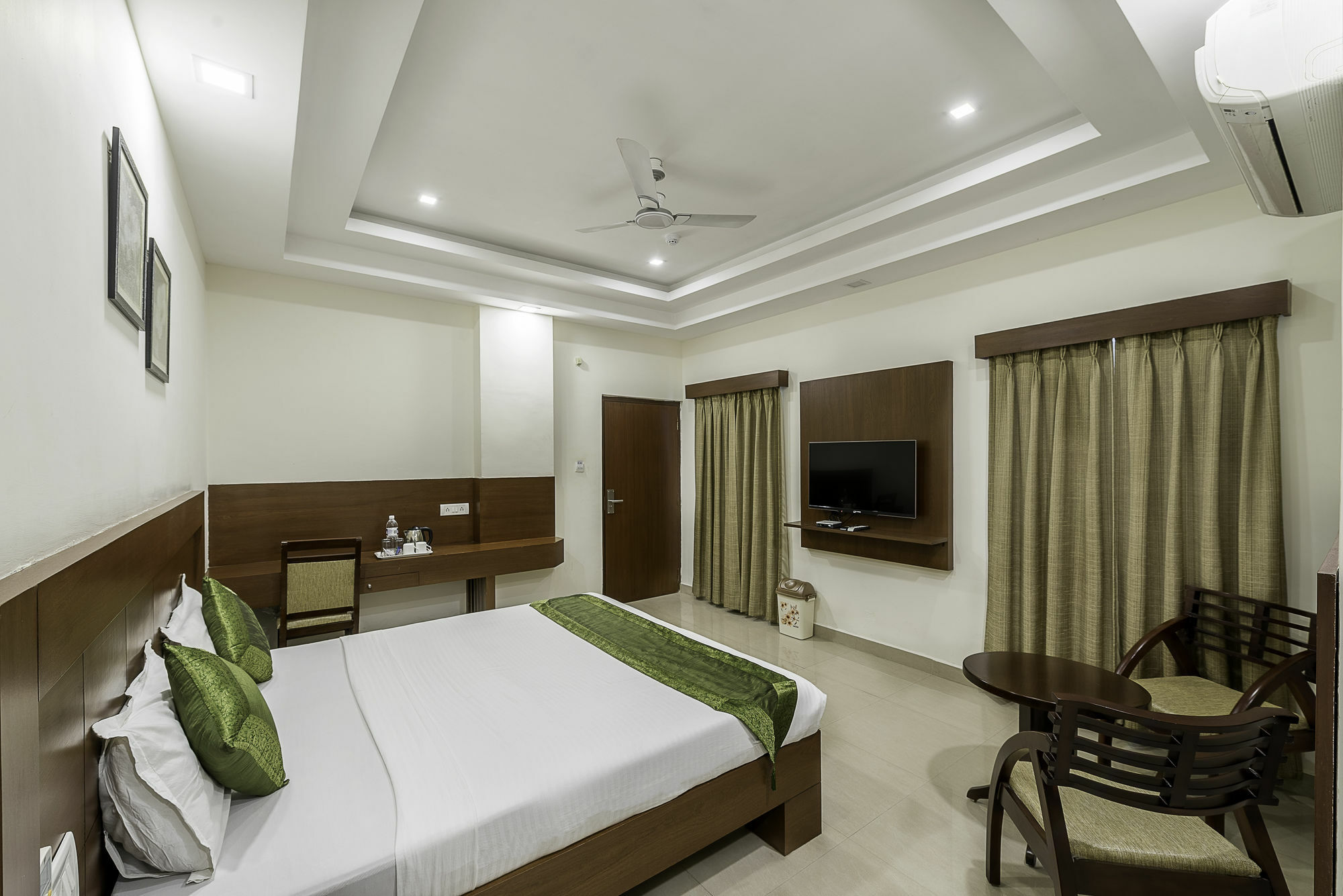 Treebo Trend Hotel Jp Plaza Nampally Hyderabad Exterior foto